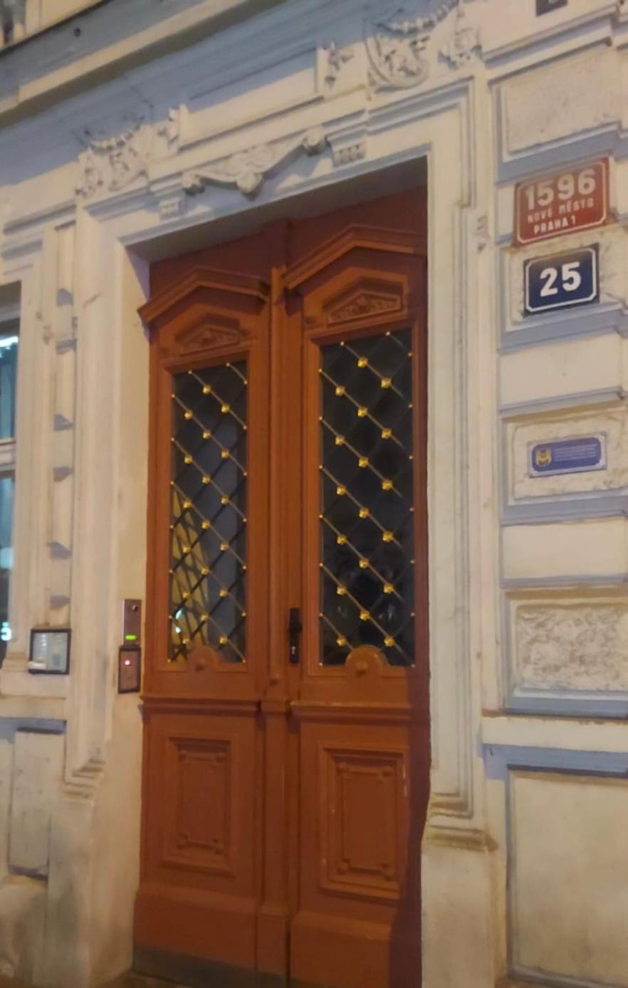 Apartment Moon Praha Bagian luar foto